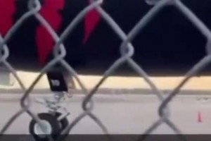 太搞了！網(wǎng)友惡搞：猛龍隊在G2結(jié)束后把英格拉姆留在了克城！